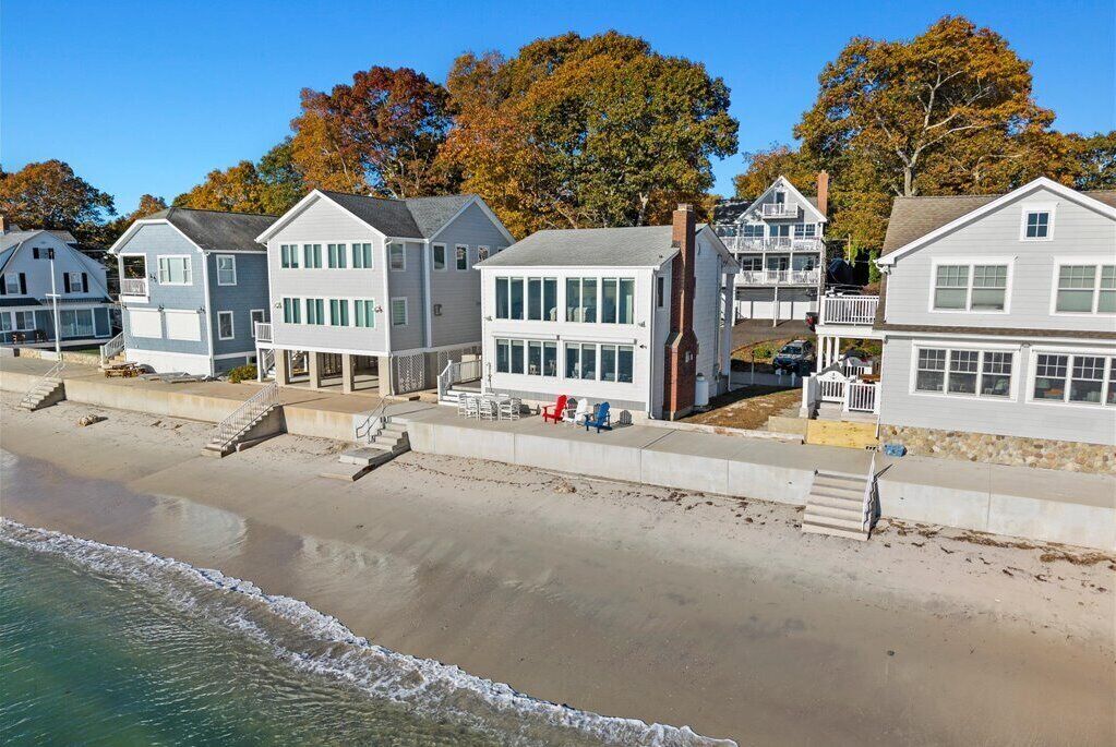 En fastighet vid stranden med flera hus, där varje hus har en balkong och en veranda.