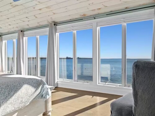 Direct Waterfront Beach House with Panoramic Views