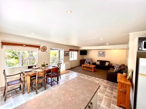 TV - Hosts on the Coast Grange Cottage (Hahei)