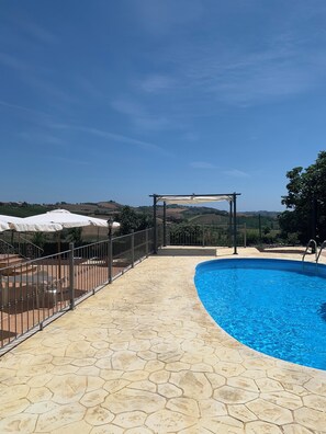 Outdoor pool - agriturismo cerquatonda (Montalto delle Marche)