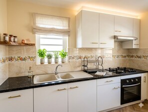 Fridge, microwave, oven, stovetop - Old family home renovated for holidaymakers (Basse-Terre)