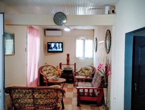 TV - Old family home renovated for holidaymakers (Basse-Terre)