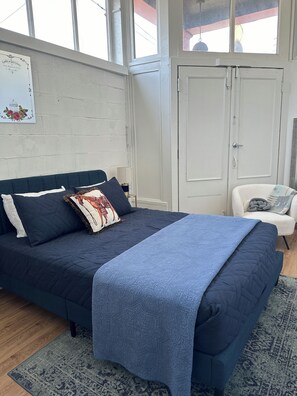 5 bedrooms, desk, iron/ironing board, travel crib