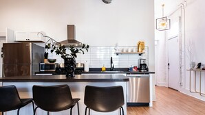 Cafetera y tetera, refrigerador, microondas y horno