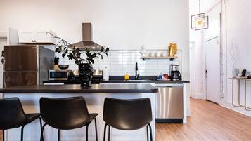 Réfrigérateur, micro-ondes, four, plaque de cuisson