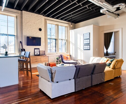 Large 5BR Group Home Sleeps 12+ Private Cigar Courtyard AS SEEN ON TV