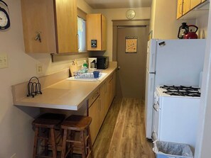 Kylskåp, mikrovågsugn, ugn och spishäll