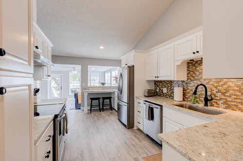 Tall Timbers Waterfront Oasis: 3BR / 2 BATH Retreat with Garage