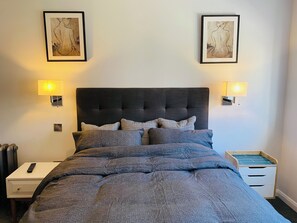 1 slaapkamer, een bureau, geluiddichte muren