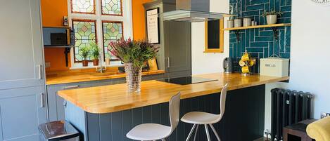 Fridge, oven, stovetop, dishwasher