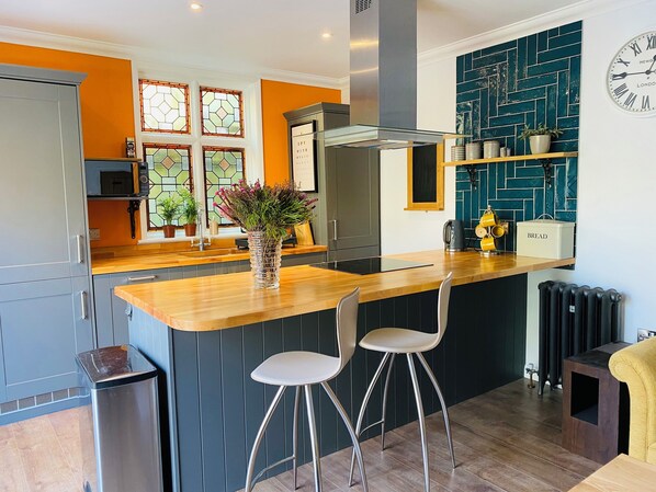 Fridge, oven, stovetop, dishwasher