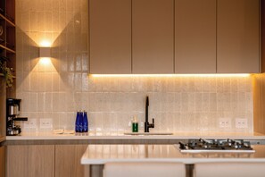 Réfrigérateur, four, plaque de cuisson, lave-vaisselle