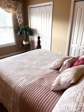 1 bedroom, desk, iron/ironing board, WiFi