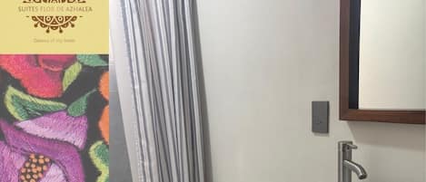 Dusch, handdukar, tvål och toalettpapper