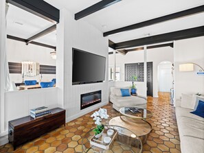 Smart TV, fireplace