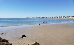 Beach nearby, sun loungers, beach towels