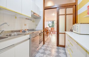 Fridge, microwave, dishwasher, cookware/dishes/utensils