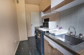 Private kitchen - The south-facing apartment (Limoges)