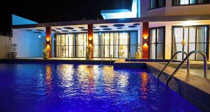 Luxurious and spacious 6-bedroom house in Saly with AC, WiFi, kids pool