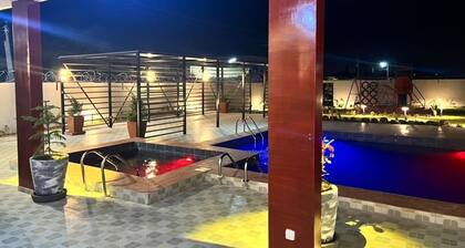 Luxurious and spacious 6-bedroom house in Saly with AC, WiFi, kids pool