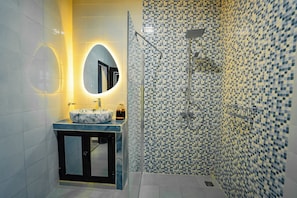 Douche, serviettes fournies, papier toilette