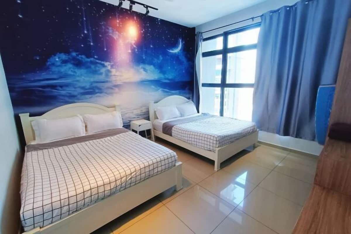 Ein Schlafzimmer mit zwei Betten, einer Wandmalerei mit Nachthimmel, einem Fenster mit Vorhängen und einem Fliesenboden.