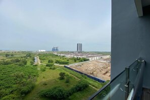 Blick vom Balkon auf eine Baustelle, im Hintergrund ein Gebäude im Bau.