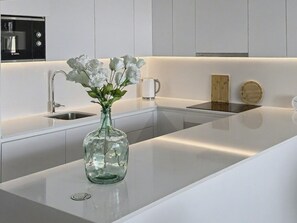 Fridge, microwave, oven, stovetop - Ipanema Luxury golf resort and spa, kingbed, large terrace, bath, open kitchen (Mijas)