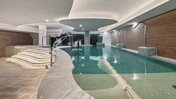 Innendørsbasseng og et oppvarmet basseng