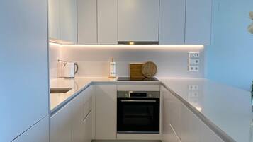 Réfrigérateur, micro-ondes, four, plaque de cuisson