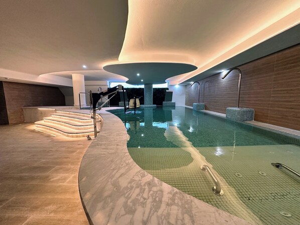 Alberca techada y alberca climatizada