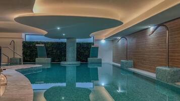 Una piscina cubierta, una piscina climatizada