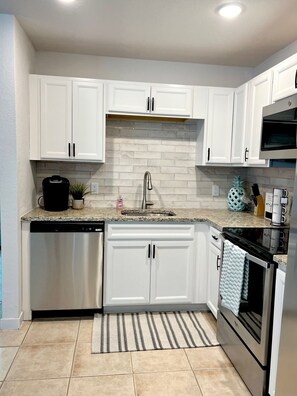 Fridge, microwave, oven, stovetop - Charming 2-bedroom with WiFi and AC in Englewood (Englewood)