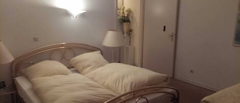 2 عدّة غرف نوم ومكواة/لوح كي وواي فاي وملاءات أسرّة