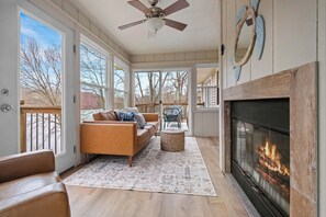 TV connectée, cheminée, baby-foot, table de tennis de table