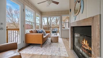 Smart TV, chimenea, futbolito y tenis de mesa