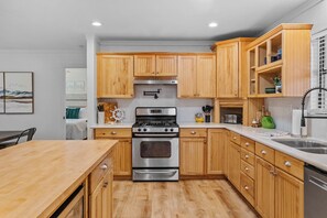 雪櫃、微波爐、焗爐、爐具