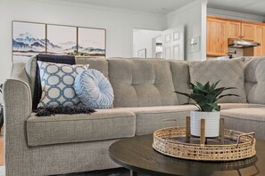 智能電視、壁爐、足球機、乒乓球設施