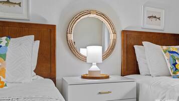 3 habitaciones, escritorio y tabla de planchar con plancha