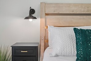 3 habitaciones, escritorio y tabla de planchar con plancha 