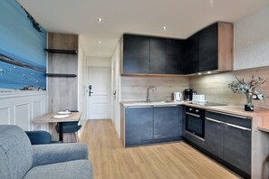 KĂŒhlschrank, Ofen, Wasserkocher mit Kaffee-/Teezubehör, Wasserkocher