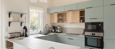 Fridge, microwave, oven, dishwasher