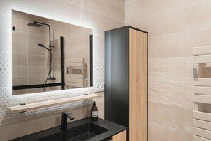 Een haardroger, handdoeken