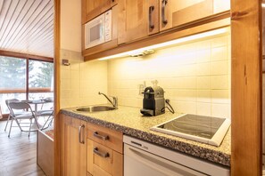 Fridge, microwave, oven, coffee/tea maker