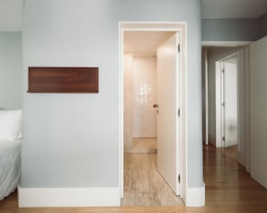 2 camere, una scrivania, ferro/asse da stiro, culla da viaggio