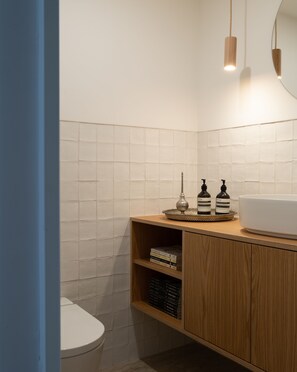 Doccia, asciugacapelli, asciugamani, sapone