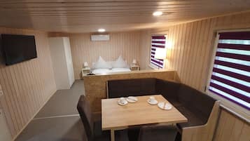 Comfort Bungalow, Park View | Bathroom | Shower, toilet paper