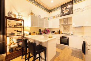 Kjøleskap, mikrobølgeovn, ovn og kokeplater