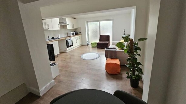 Een modern appartement met keuken, woonruimte en een eethoek.
