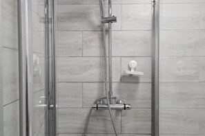 Douche, sèche-cheveux, serviettes fournies, savon